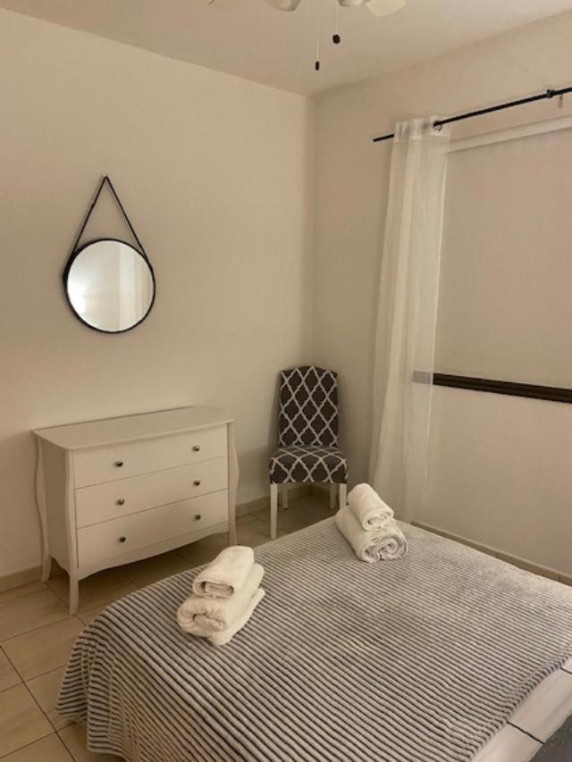 1 Bedroom Garden Flat, Sleeps 4 Paphos Ngoại thất bức ảnh